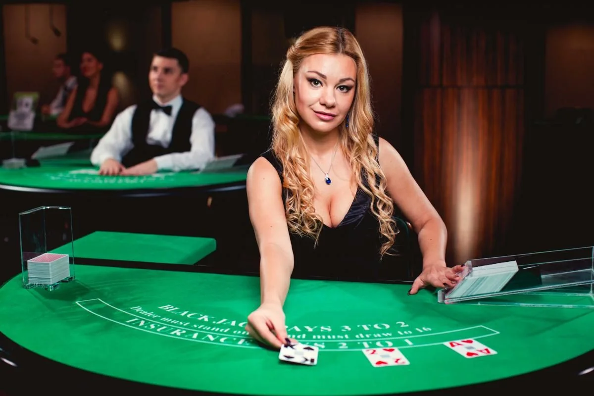 Tampilan suasana ruang kasino live dengan meja dealer